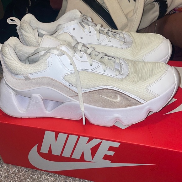 Nike RYZ Sneakers - Picture 1 of 4